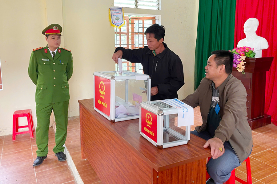 Công an xã bố trí cán bộ trực tại điểm bỏ phiếu, bảo đảm an ninh, an toàn cho hoạt động bầu cử