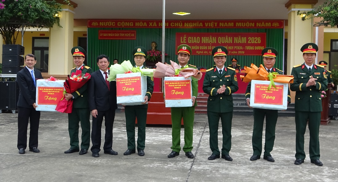 Ban tổ chức tặng quà đơn vị giao nhận quân