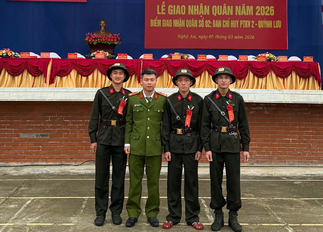 Công an xã động viên tân binh trước khi lên đường nhập ngũ