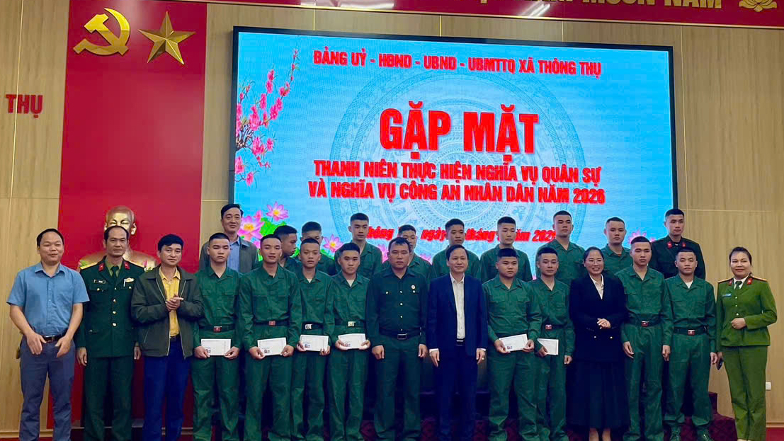 UBND xã Thông thụ tặng quà động viên mặt thanh niên lên đường nhập ngũ và thực hiện nghĩa vụ tham gia Công an nhân dân năm 2026