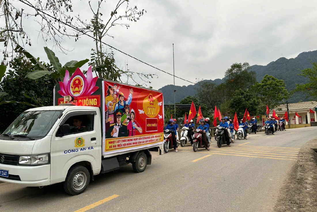 Công an xã phối hợp tuyên truyền lưu động, phổ biến nội dung liên quan đến bầu cử