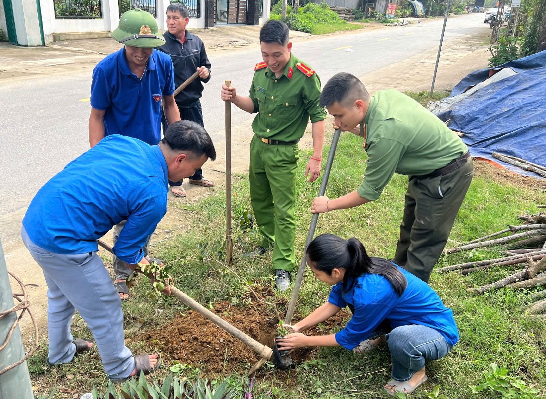 Công an xã Con Cuông phối hợp trồng cây xanh và dọn dẹp vệ sinh