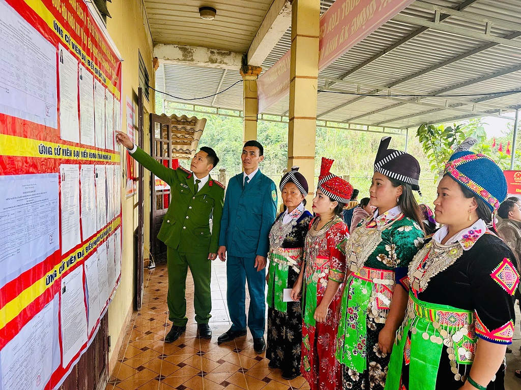 Công an xã Huồi Tụ và lực lượng liên quan hướng dẫn cử tri thực hiện quyền bầu cử tại khu vực bỏ phiếu