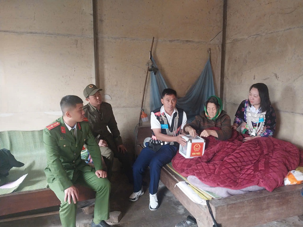 Công an xã Huồi Tụ phối hợp với lực lượng tham gia bảo vệ ANTT ở cơ sở và thành viên Tổ bầu cử mang hòm phiếu phụ đến nhà của cử tri ốm yếu, không đi lại được, bảo đảm mọi công dân đều được thực hiện quyền bầu cử