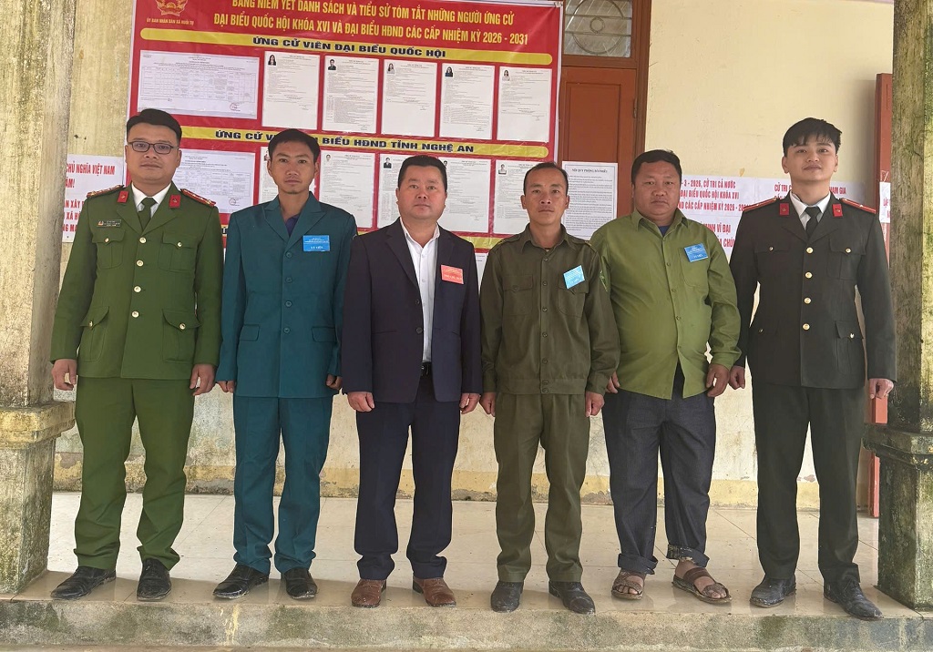Công an xã Huồi Tụ và lực lượng liên quan bảo đảm ANTT tại điểm bỏ phiếu