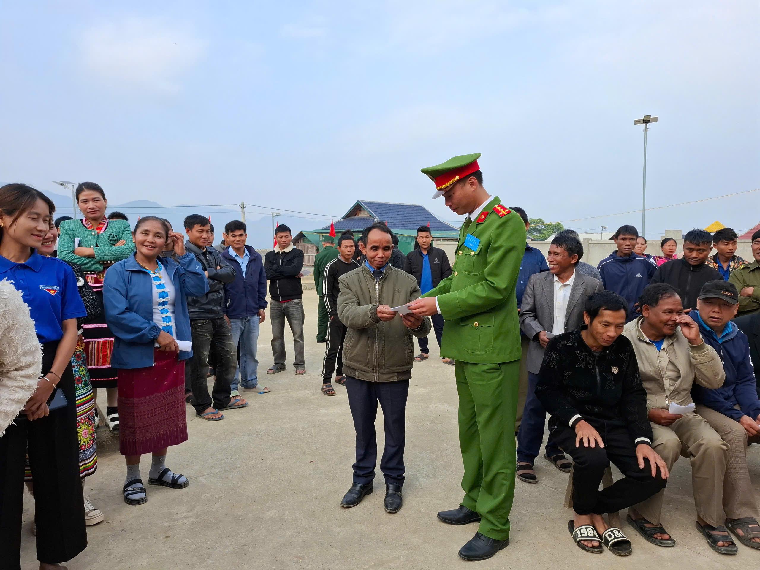 Công an xã Na Ngoi bảo đảm ANTT tại điểm bầu cử