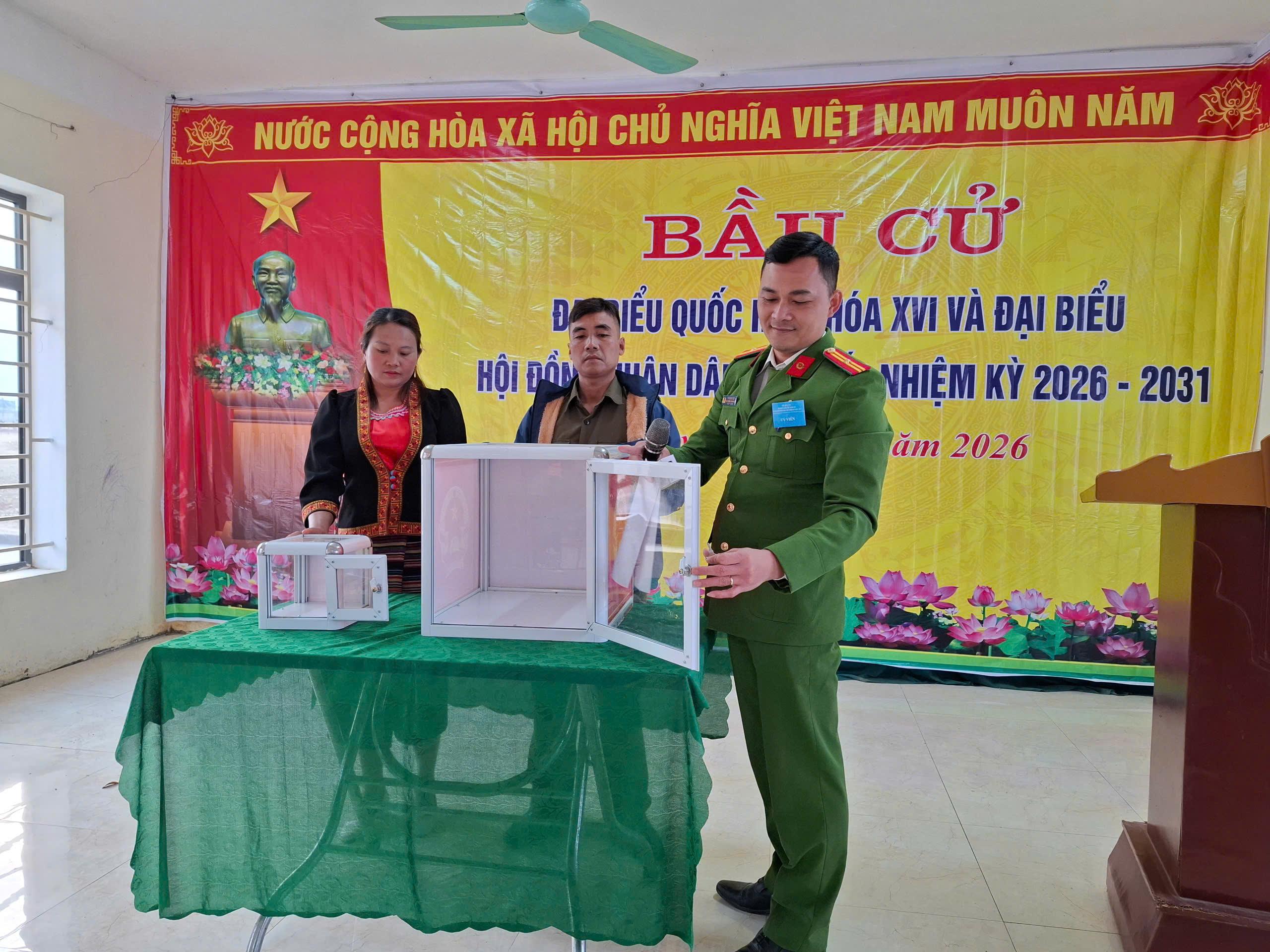 Lực lượng Công an xã phối hợp với lực lượng tham gia bảo vệ ANTT ở cơ sở bảo vệ điểm bầu cử