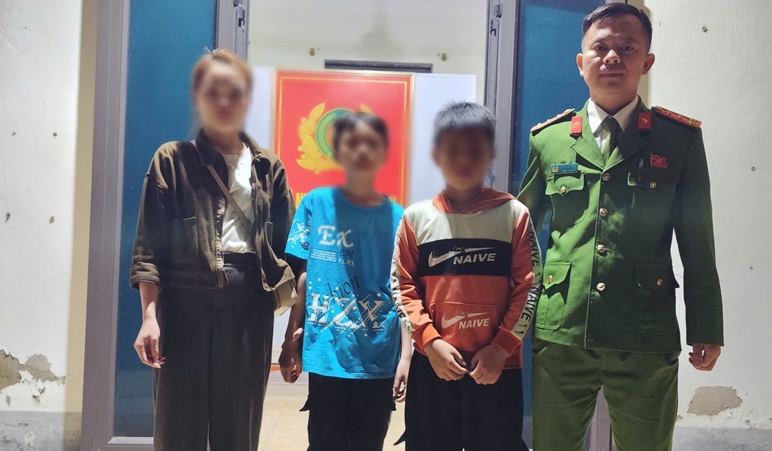 Công an xã Thần Lĩnh bàn giao 02 cháu nhỏ đi lạc về với gia đình an toàn