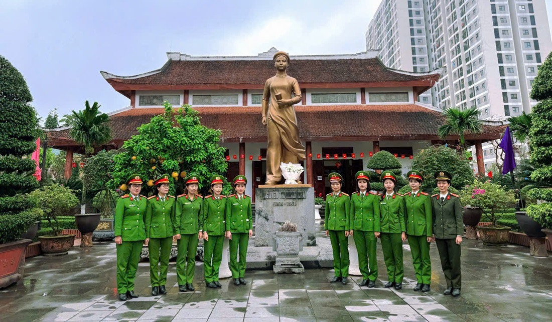 Chi hội Phụ nữ Công an xã Hưng Nguyên dâng hương tại Nhà lưu niệm nữ chiến sĩ cách mạng Nguyễn Thị Minh Khai