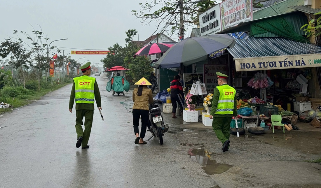 Công an xã Lam Thành ra quân giải tỏa hành lang an toàn giao thông phục vụ bầu cử