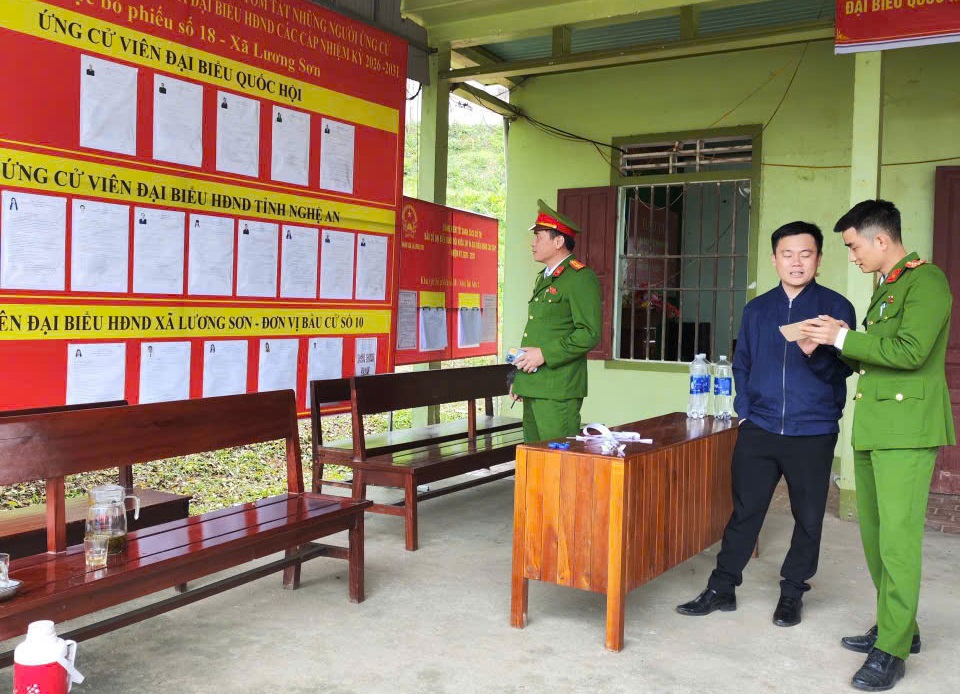 Công an xã Lương Sơn kiểm tra khu vực niêm yết danh sách ứng cử viên