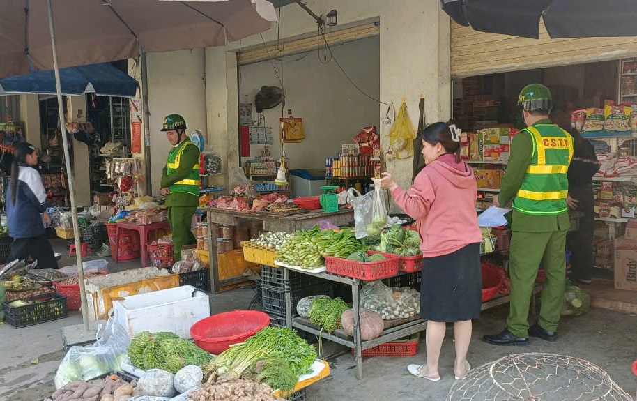 Công an xã tuyên truyền, nhắc nhở hộ kinh doanh không lấn chiếm lòng, lề đường để buôn bán