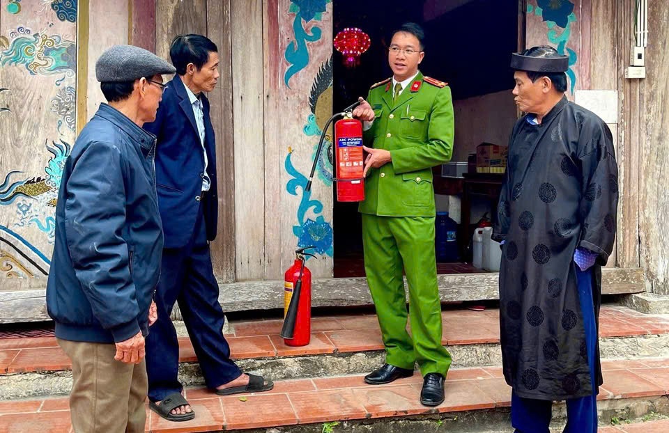Lực lượng Công an hướng dẫn sử dụng bình chữa cháy