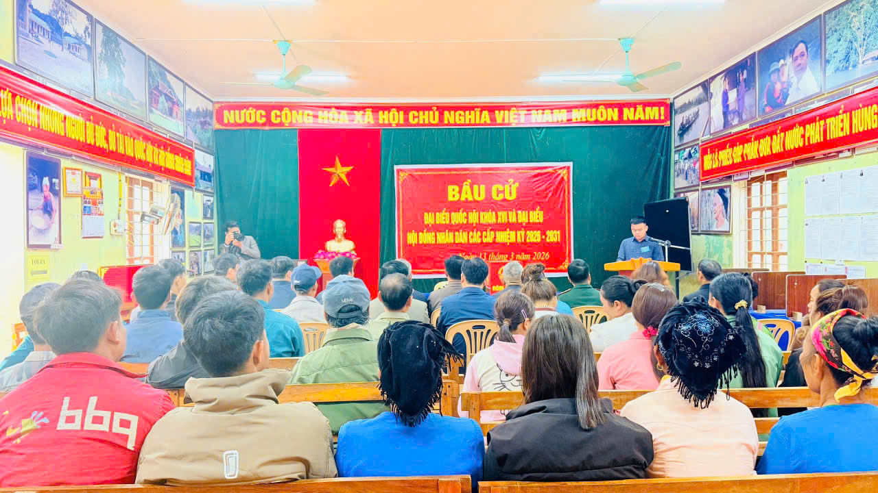 Cử tri của ba bản thuộc xã Môn Sơn đi bầu cử sơm