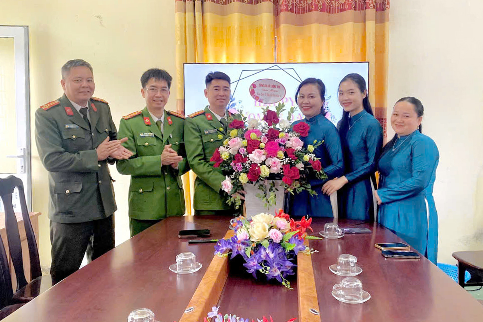 Công an xã tặng hoa chúc mừng cán bộ nữ Công an xã Thông Thụ