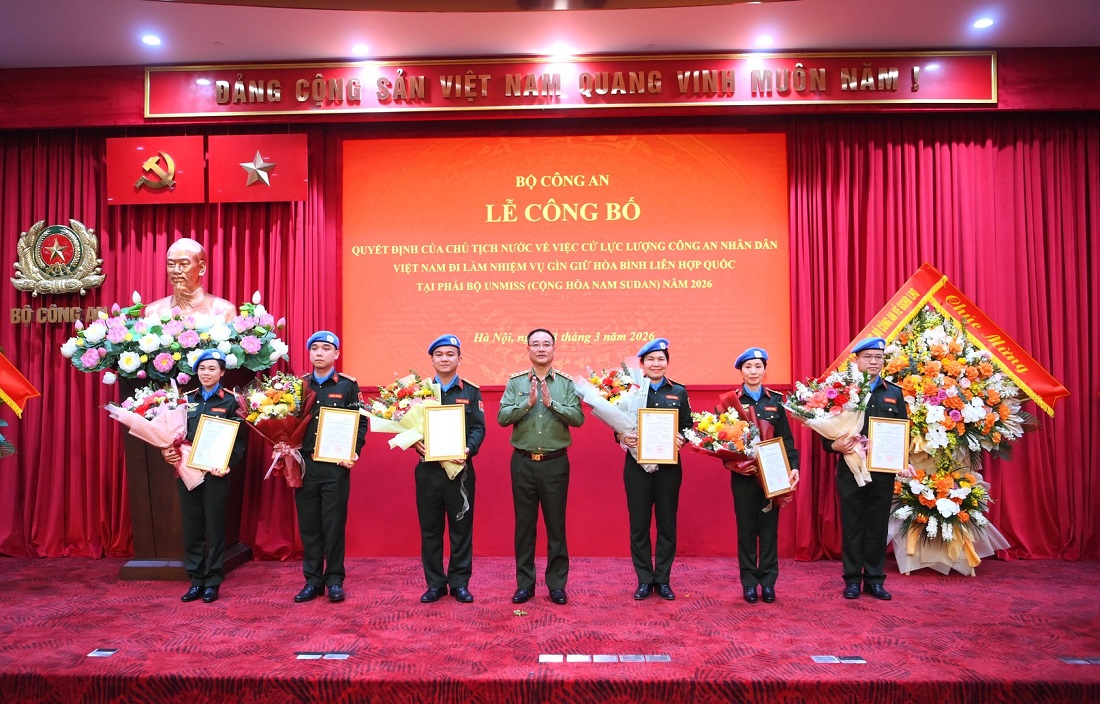 Thừa ủy quyền, Thứ trưởng Phạm Thế Tùng trao Quyết định của Chủ tịch nước cho 06 sĩ quan đi thực hiện nhiệm vụ GGHB LHQ tại Phái bộ UNMISS