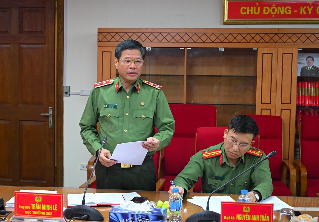 Trung tướng Trần Minh Lệ, Cục trưởng Cục Đào tạo báo cáo với đồng chí Thứ trưởng về kết quả các mặt công tác của đơn vị