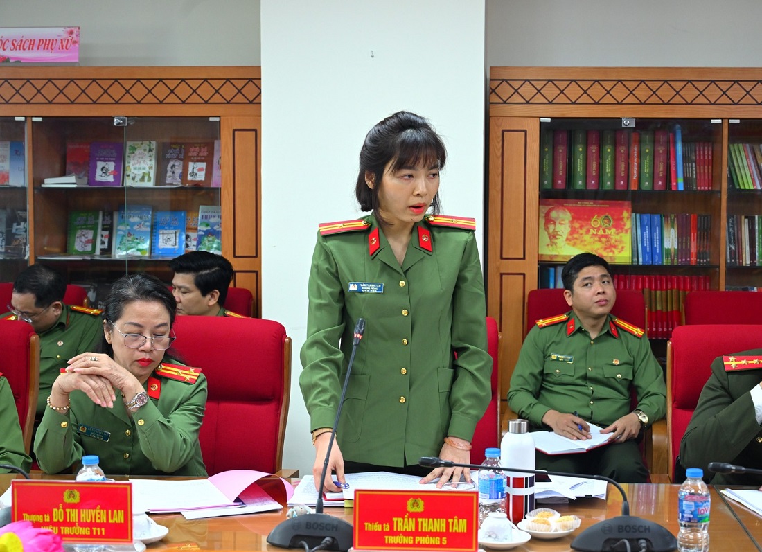 Các đại biểu phát biểu tại buổi làm việc