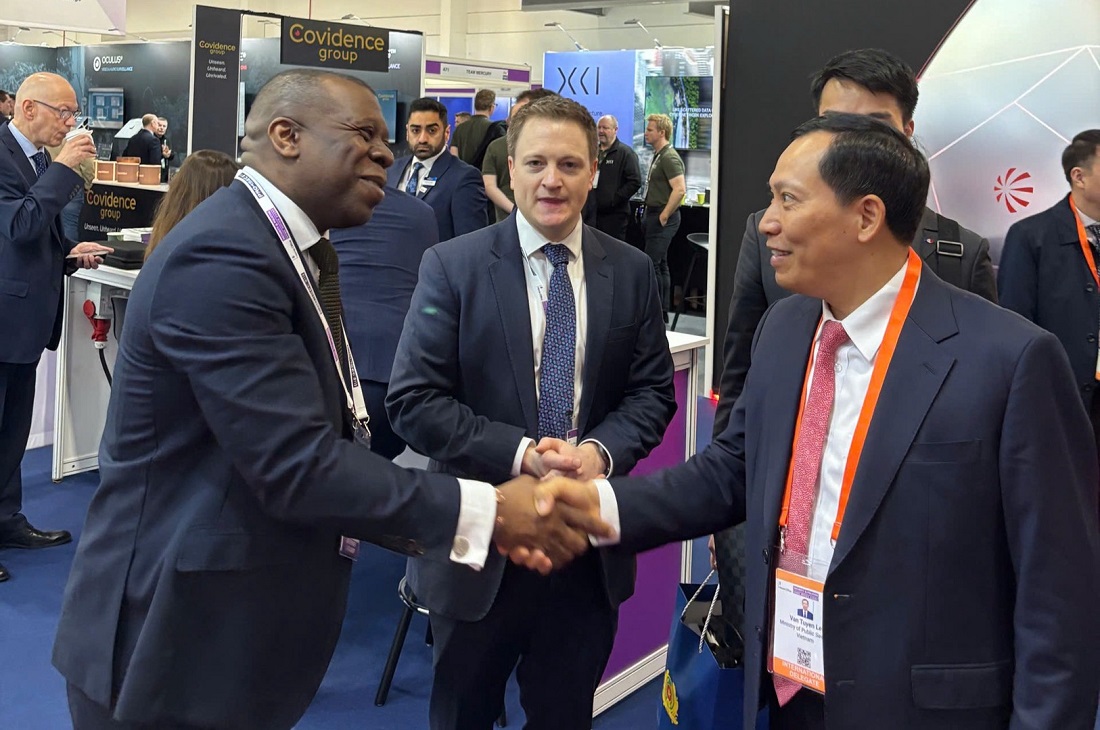 Thứ trưởng Lê Văn Tuyến và Tổng Cục trưởng Cơ sở hạ tầng và Công nghệ, Bộ Kinh doanh và Thương mại Anh Rodney Berkeley