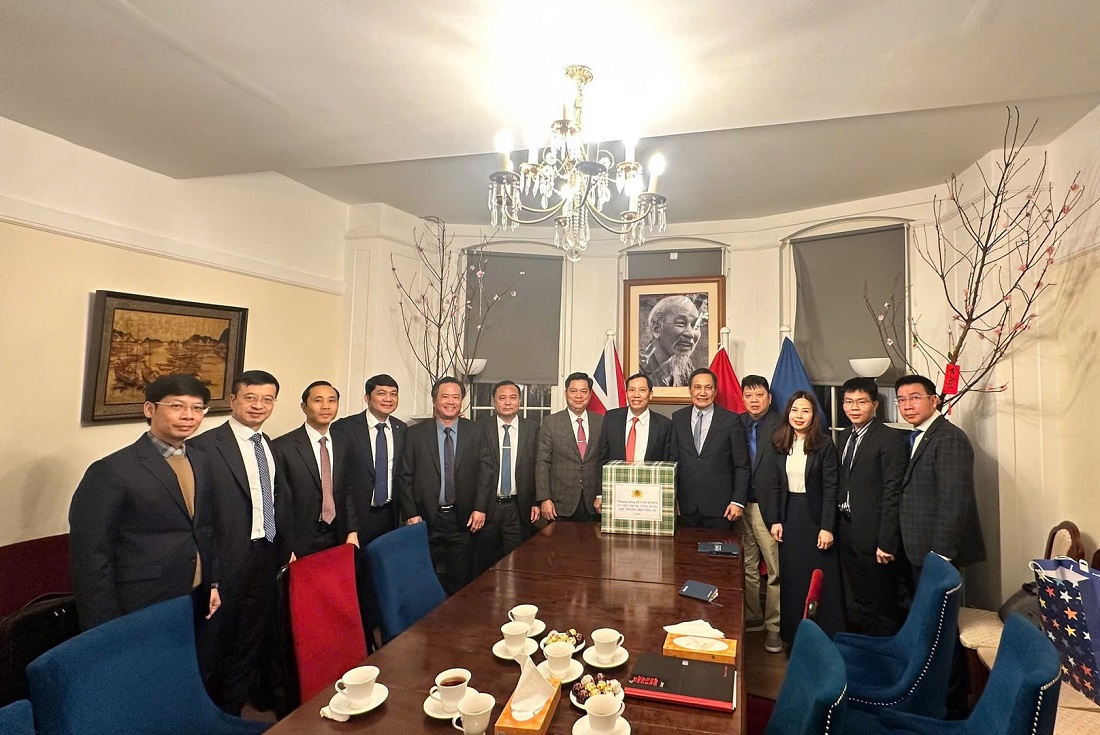 Thứ trưởng Lê Văn Tuyến thăm, làm việc tại Đại sứ quán Việt Nam tại Vương quốc Anh