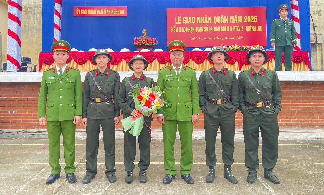 Công an xã Quảng Châu động viên tân binh trước khi lên đường nhập ngũ