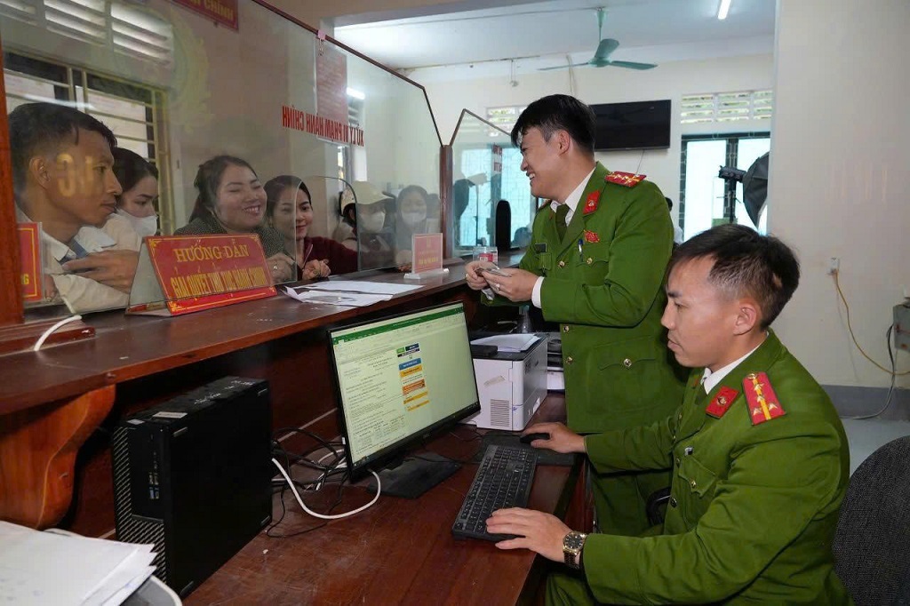  Công an xã Mường Xén không nghỉ trưa để phục vụ Nhân dân tại Bộ phận “một cửa” 