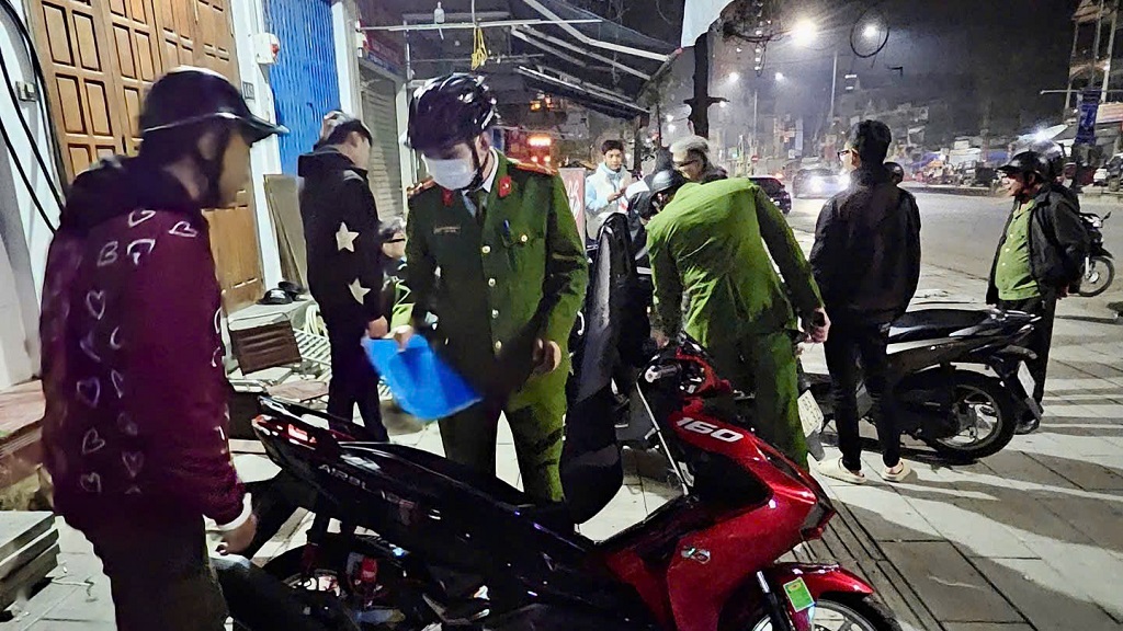  Công an phường Thành Vinh tuần tra, kiểm soát bảo đảm ANTT phục vụ bầu cử