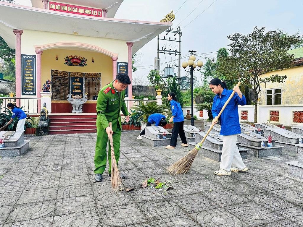 Đoàn viên, thanh niên tiến hành quét dọn, phát quang bụi rậm, thu gom rác thải trong khuôn viên nghĩa trang