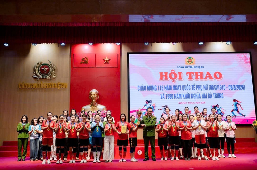 Đồng chí Đại tá Nguyễn Đức Cường, Ủy viên Ban Thường vụ Đảng ủy, Phó Giám đốc Công an tỉnh tặng hoa, trao cúp Vô địch cho đội bóng Liên quân Công an xã Đại Đồng – Đô Lương