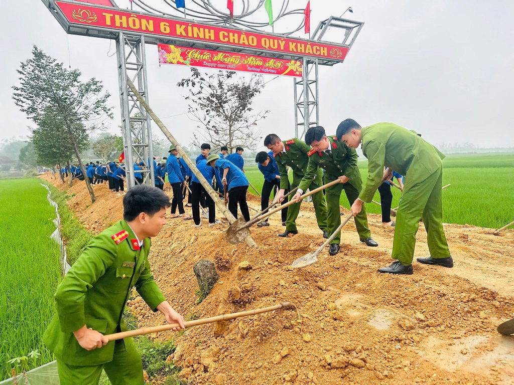 Đoàn viên, thanh niên chỉnh trang và làm sạch tuyến đường nông thôn tại thôn Thanh Đồng 3