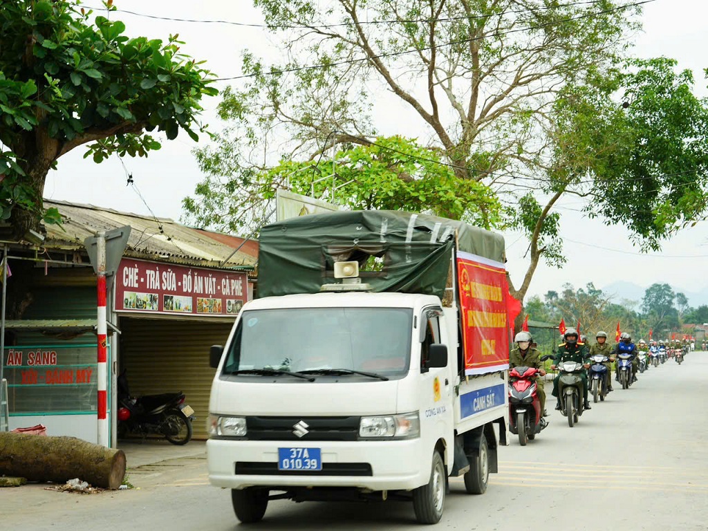 Các lực lượng diễu hành tuyên truyền về bầu cử