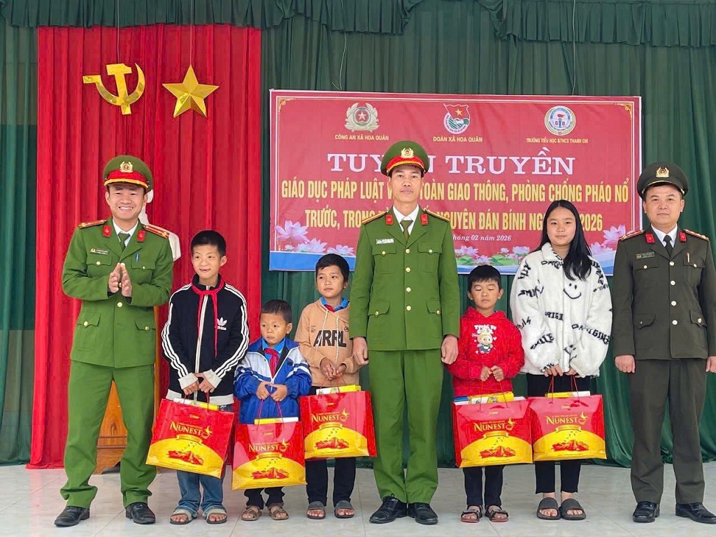Công an xã Hoa Quân trao quà tặng học sinh có hoàn cảnh khó khăn