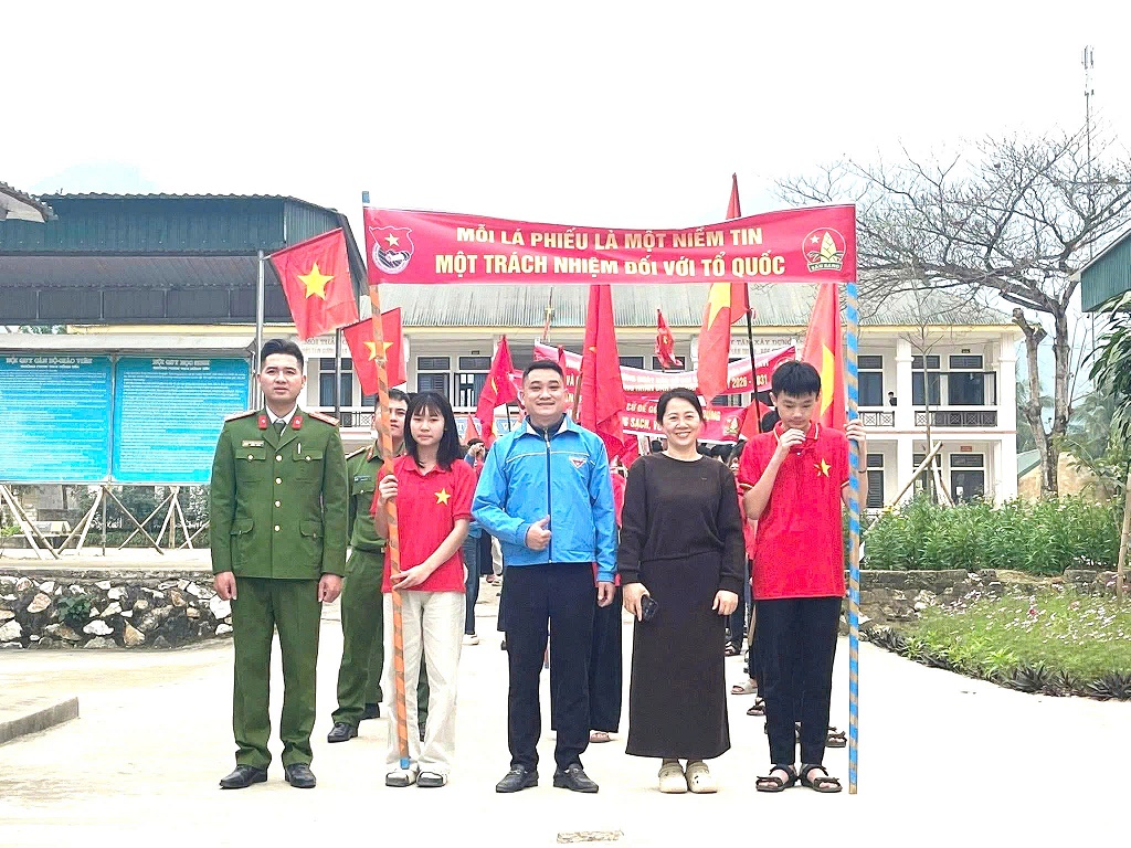 Công an xã Châu Hồng phối hợp tuyên truyền lưu động