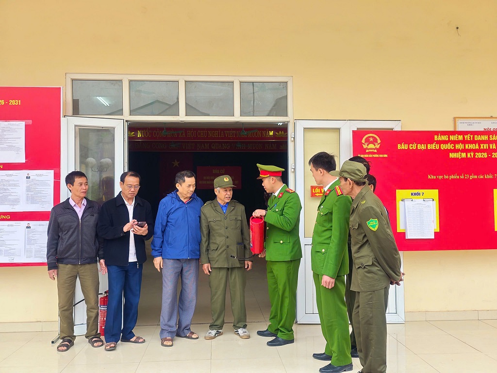 Công an phường Vinh Hưng và Phòng Cảnh sát PCCC & CNCH Công an tỉnh hướng dẫn cách sử dụng bình chữa cháy, kỹ năng xử lý tình huống khi xảy ra cháy, nổ cho thành viên tổ bầu cử