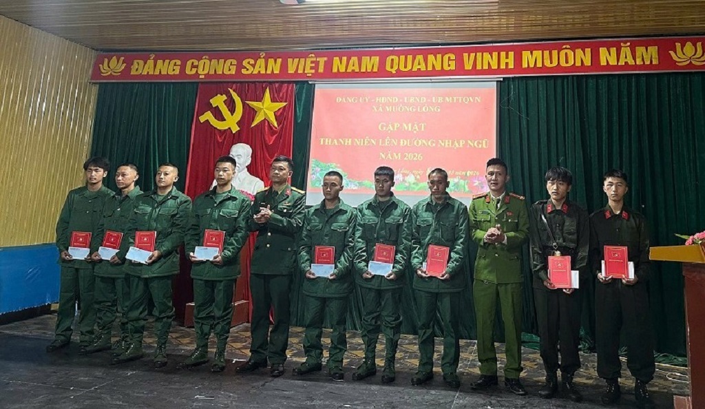 Công an xã Mường Lống phối hợp tặng quà, chúc mừng và động viên tân binh lên đường nhập ngũ
