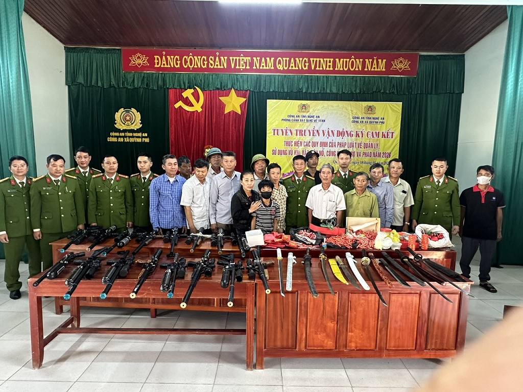 Vận động, thu hồi vũ khí tại xã Quỳnh Phú