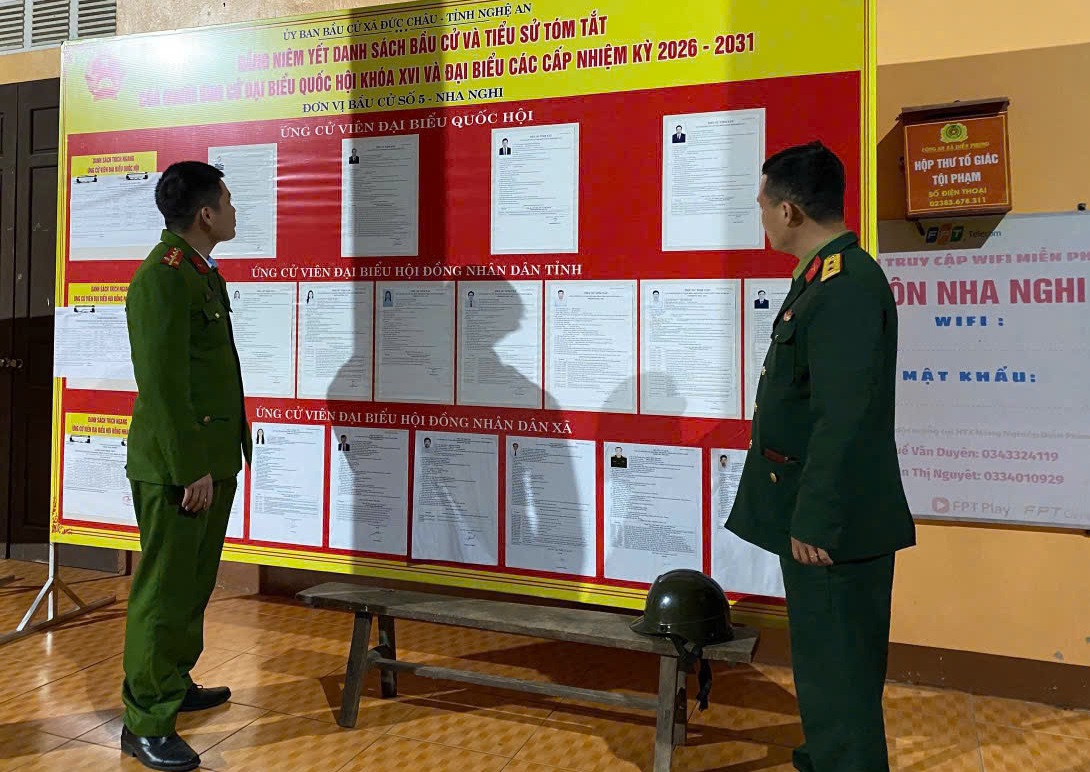 Công an xã kiểm tra khu vực niêm yết danh sách ứng cử viên