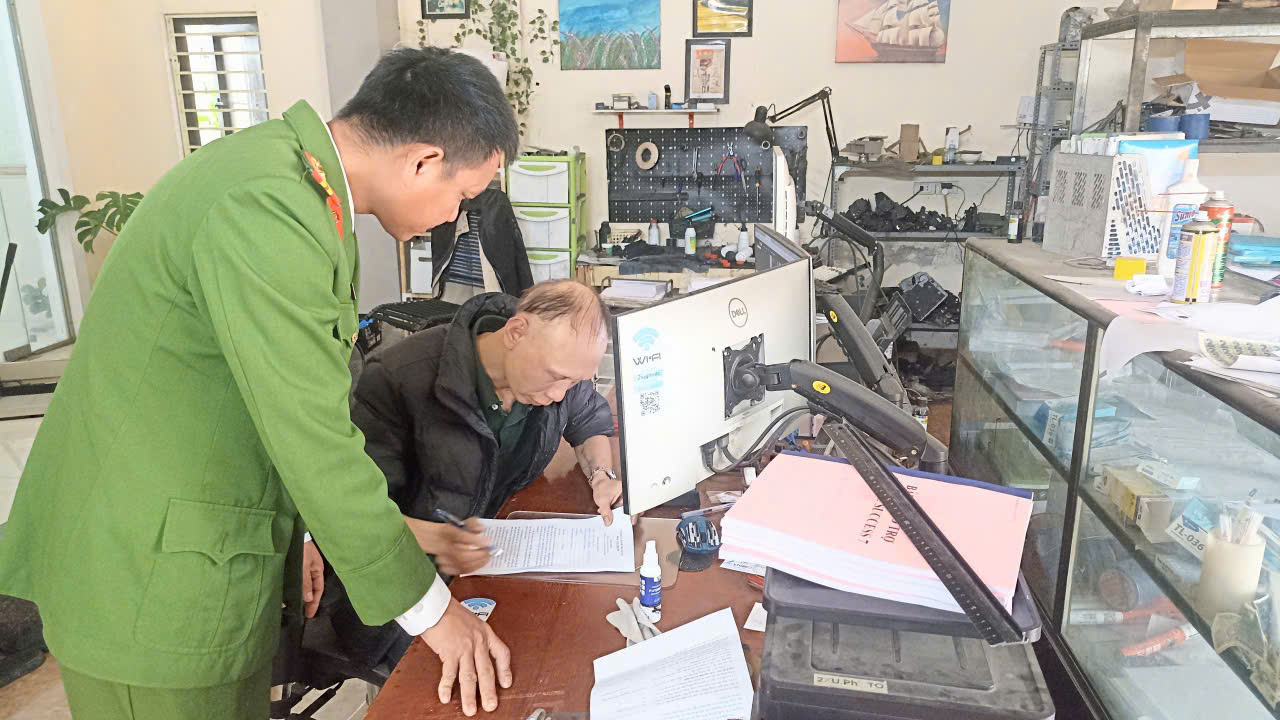 Công an xã Đại Huệ tuyên truyền, ký cam kết với cơ sở photocopy nhằm bảo đảm ANTT phục vụ bầu cử