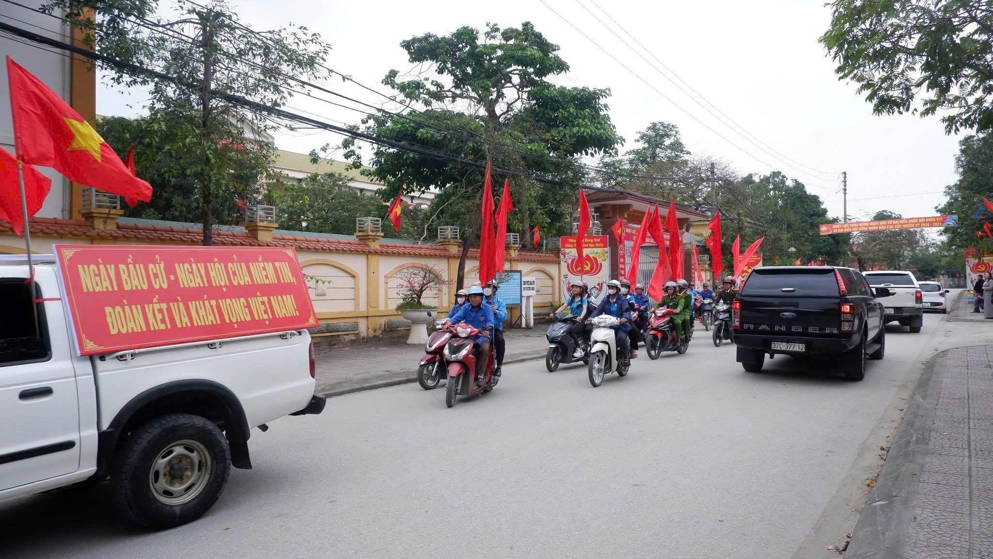 Công an xã Vạn An tham gia tuyên truyền lưu động về bầu cử