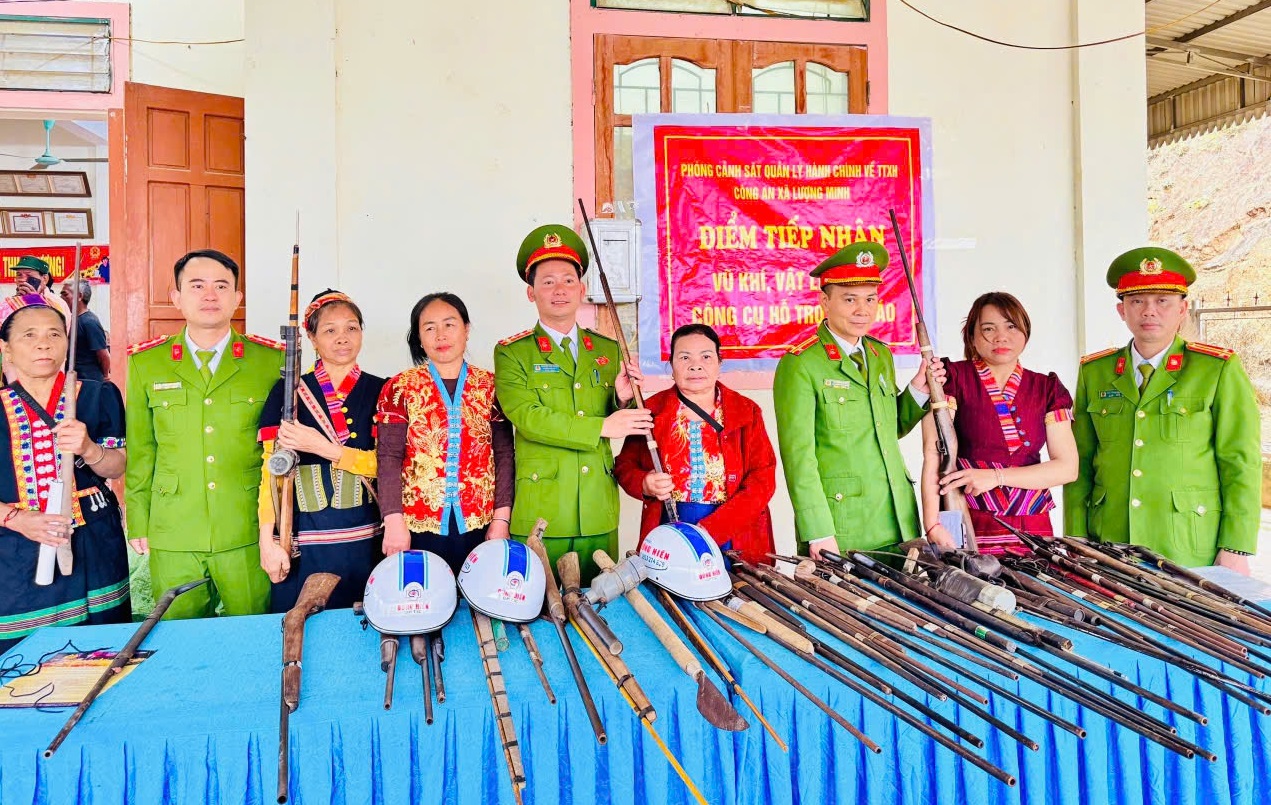   Qua tuyên truyền, vận động, người dân tự giác giao nộp vũ khí cho Công an xã Lượng Minh