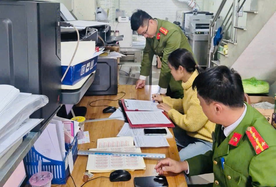 Công an phường Tây Hiếu tuyên truyền, vận động cơ sở in ấn, photocopy ký cam kết bảo đảm ANTT phục vụ bầu cử