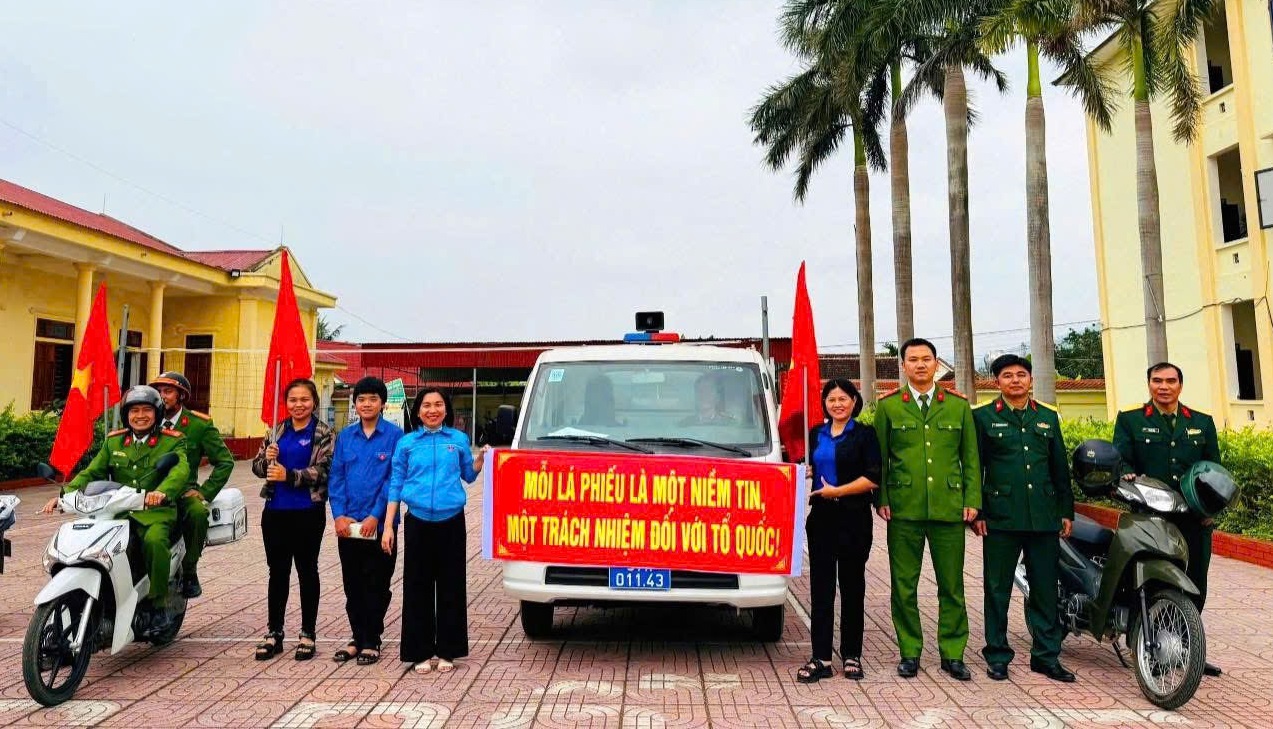 Công an xã Đại Huệ phối hợp tuyên truyền lưu động về bầu cử