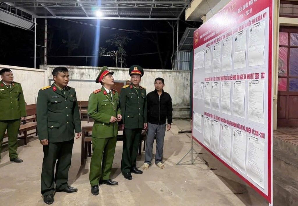 Công an xã Tam Thái tuần tra vũ trang, kiểm tra tình hình ANTT tại khu vực bỏ phiếu