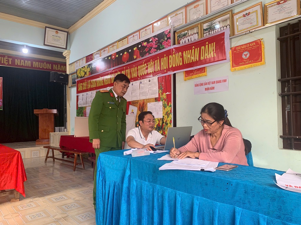 Công an xã tiến hành rà soát các nội dung cuối cùng trước giờ bầu cử