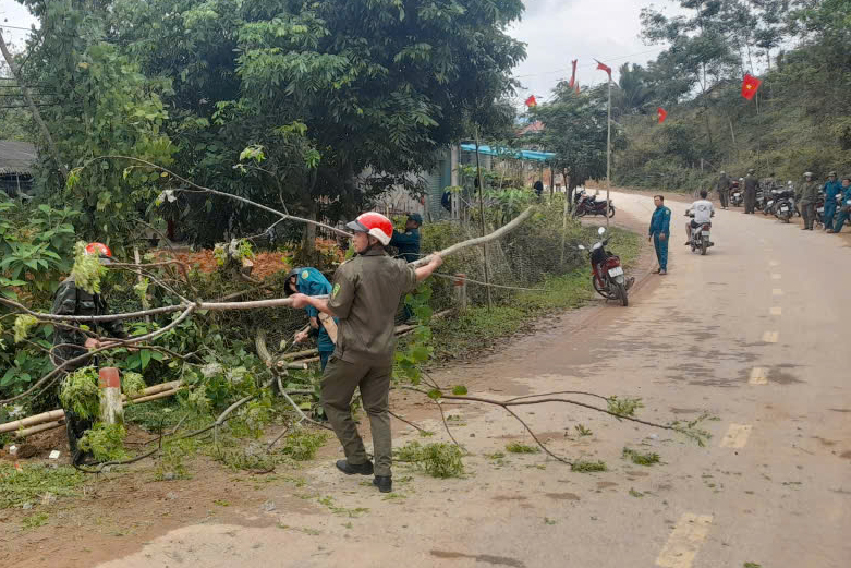 Lực lượng chức năng giải toả hành lang an toàn giao thông đường bộ