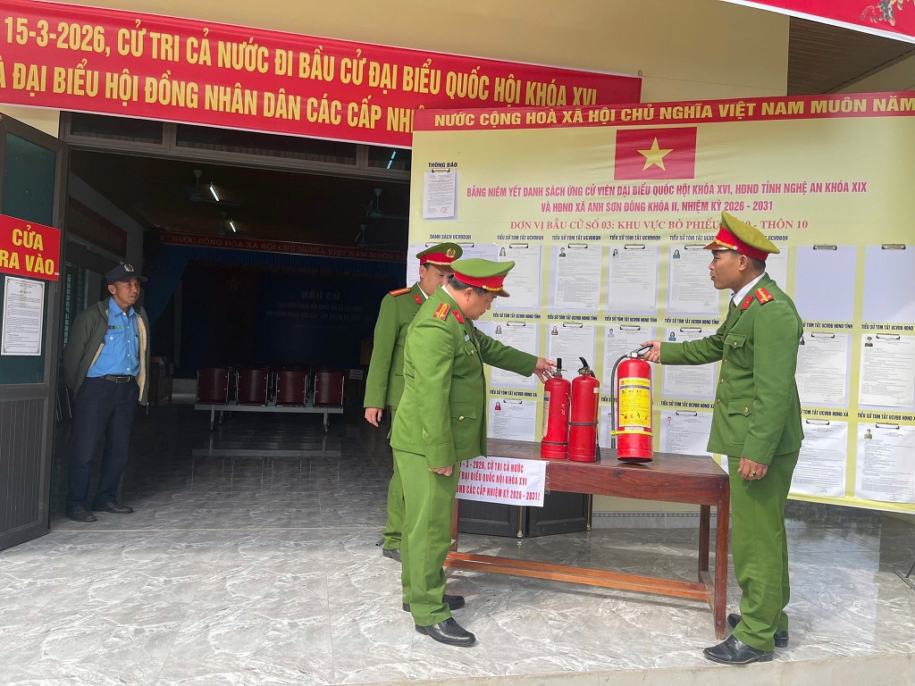 Công an xã tiến hành rà soát các điều kiện trước giờ bầu cử