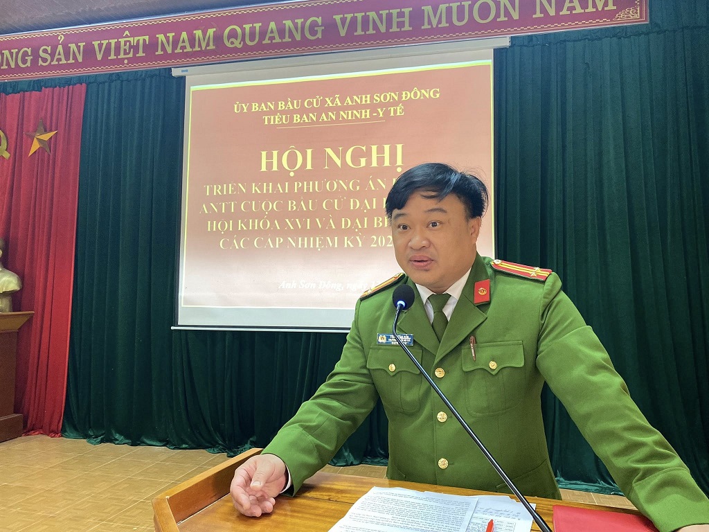 Công an xã phát biểu tại Hội nghị