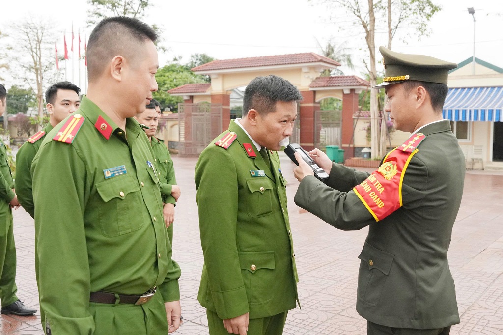 Kiểm tra nồng độ cồn cán bộ, chiến sĩ trực 