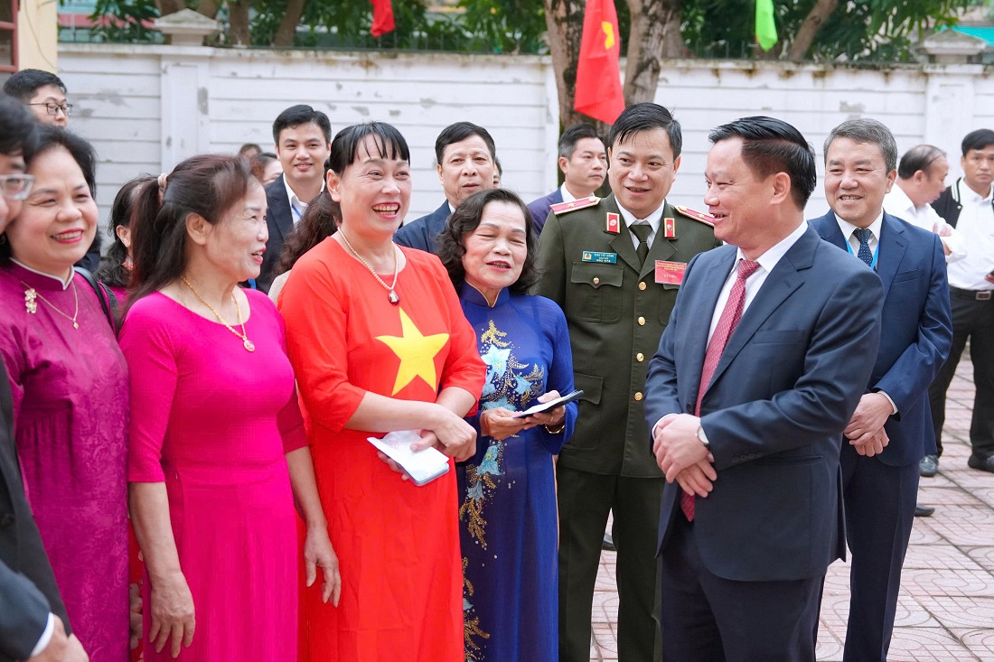 Bí thư Tỉnh ủy Nguyễn Khắc Thận trao đổi, chia sẻ niềm vui với cử tri khu vực bỏ phiếu số 2 (khối 4, phường Trường Vinh)