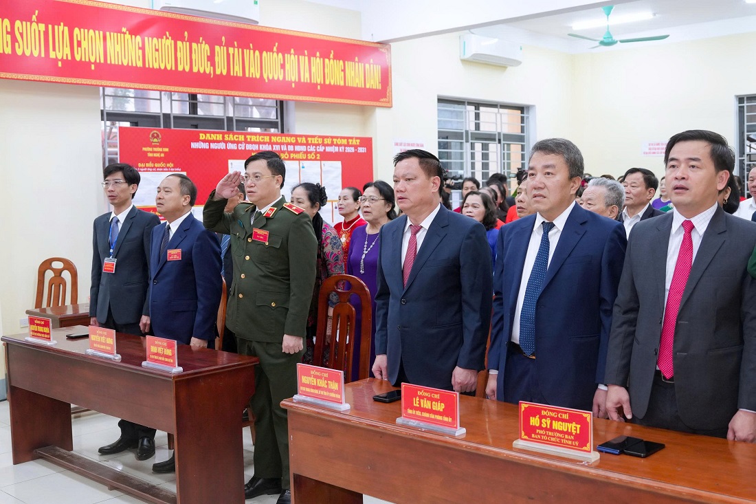 Bí thư Tỉnh ủy Nguyễn Khắc Thận cùng cử tri khu vực bỏ phiếu số 2 (khối 4, phường Trường Vinh) thực hiện nghi thức làm lễ chào cờ